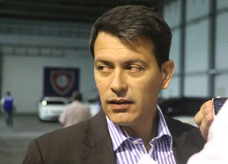Apesar de reforços, Grêmio se diz no mercado e ainda busca defensores