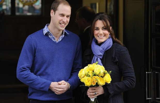 Príncipe William com Kate Middleton ao deixar o hospital no dia 06 de dezembro (Foto: Agência EFE)