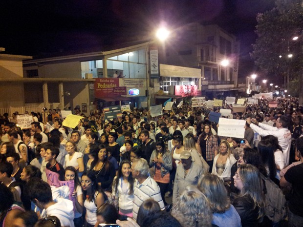Pelo menos cinco mil pessoas participam de protesto em Varginha (Foto: Samantha Silva / G1)