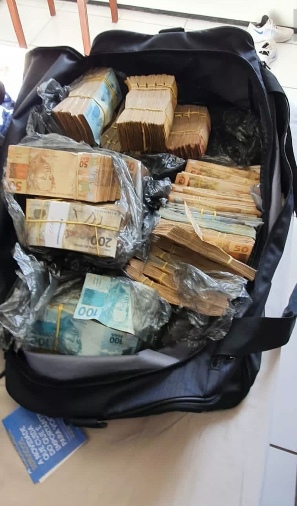 Parte do dinheiro que foi apreendido pela Polícia Federal na operação — Foto: Divulgação/PF