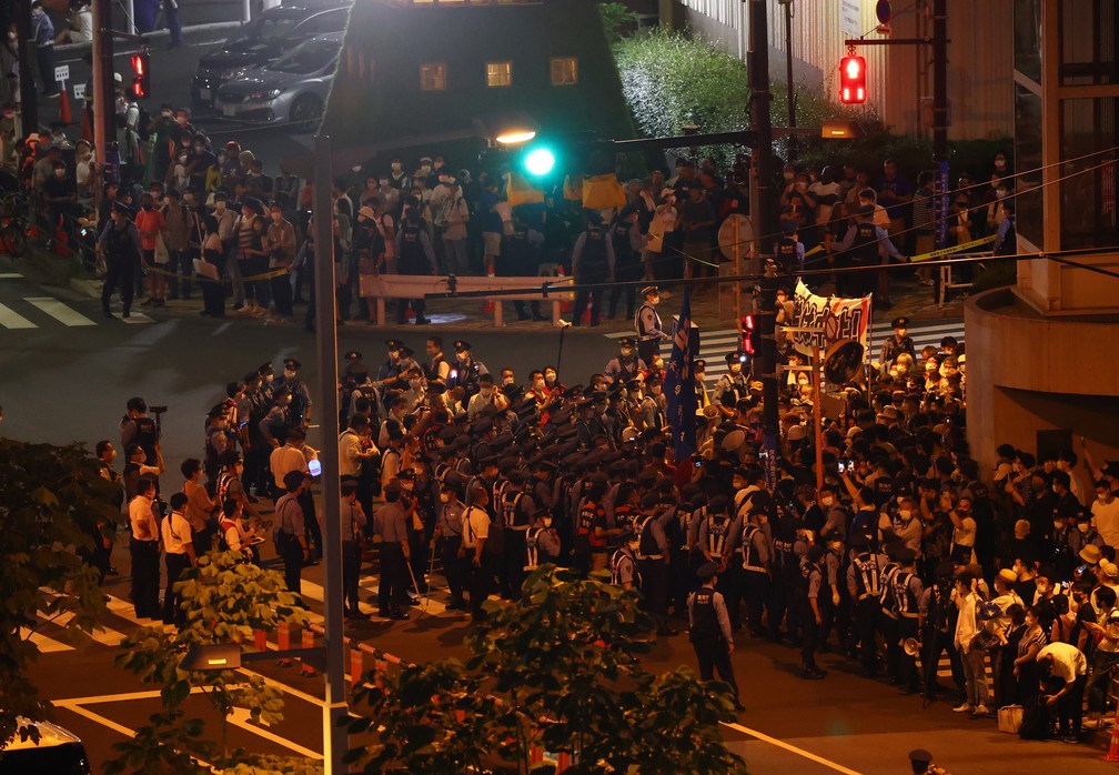 Manifestantes protestam contra os Jogos Olímpicos de Tóquio do lado de fora do Estádio Olímpico durante a cerimônia de abertura — Foto: Fabrizio Bensch/Reuters