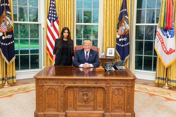 A foto do encontro da socialite Kim Kardashian com o presidente dos EUA, Donald Trump (Foto: Twitter)