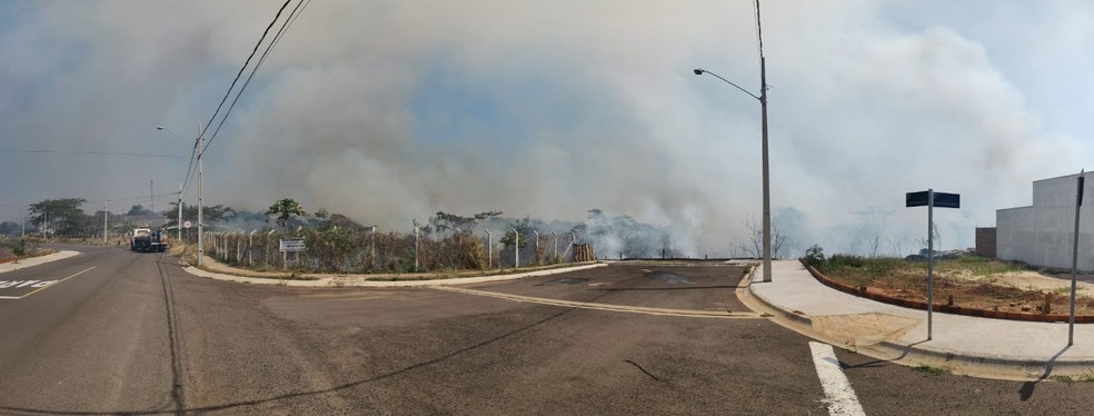 Incêndio chegou próximo às casas e assustou moradores do Residencial Moacyr Trentin, nesta quinta-feira (19) — Foto: Marcos Penteado Trentin