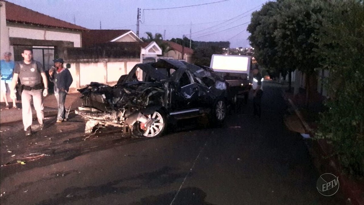 Adolescente pega carro escondido do pai e causa série de acidentes no interior de SP Ribeirão