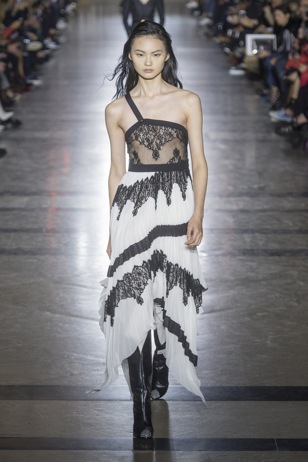 #SuzyPFW: Back to Hubert de Givenchy - Vogue | en