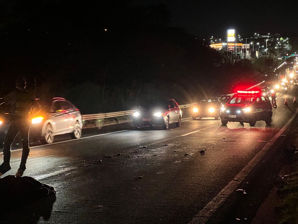 Ao menos dois carros atropelaram a vítima — Foto: Fábio Modesto/TV TEM