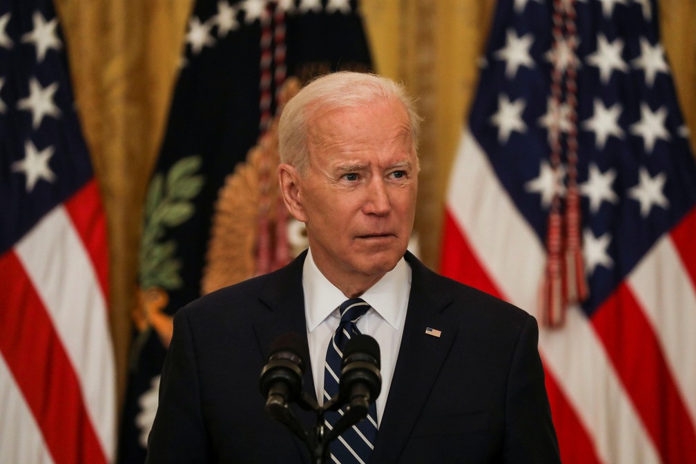 Presidente dos EUA, Joe Biden, participa nesta quinta-feira (25) de entrevista coletiva em que anunciou novas metas de vacina — Foto: Leah Millis/Reuters