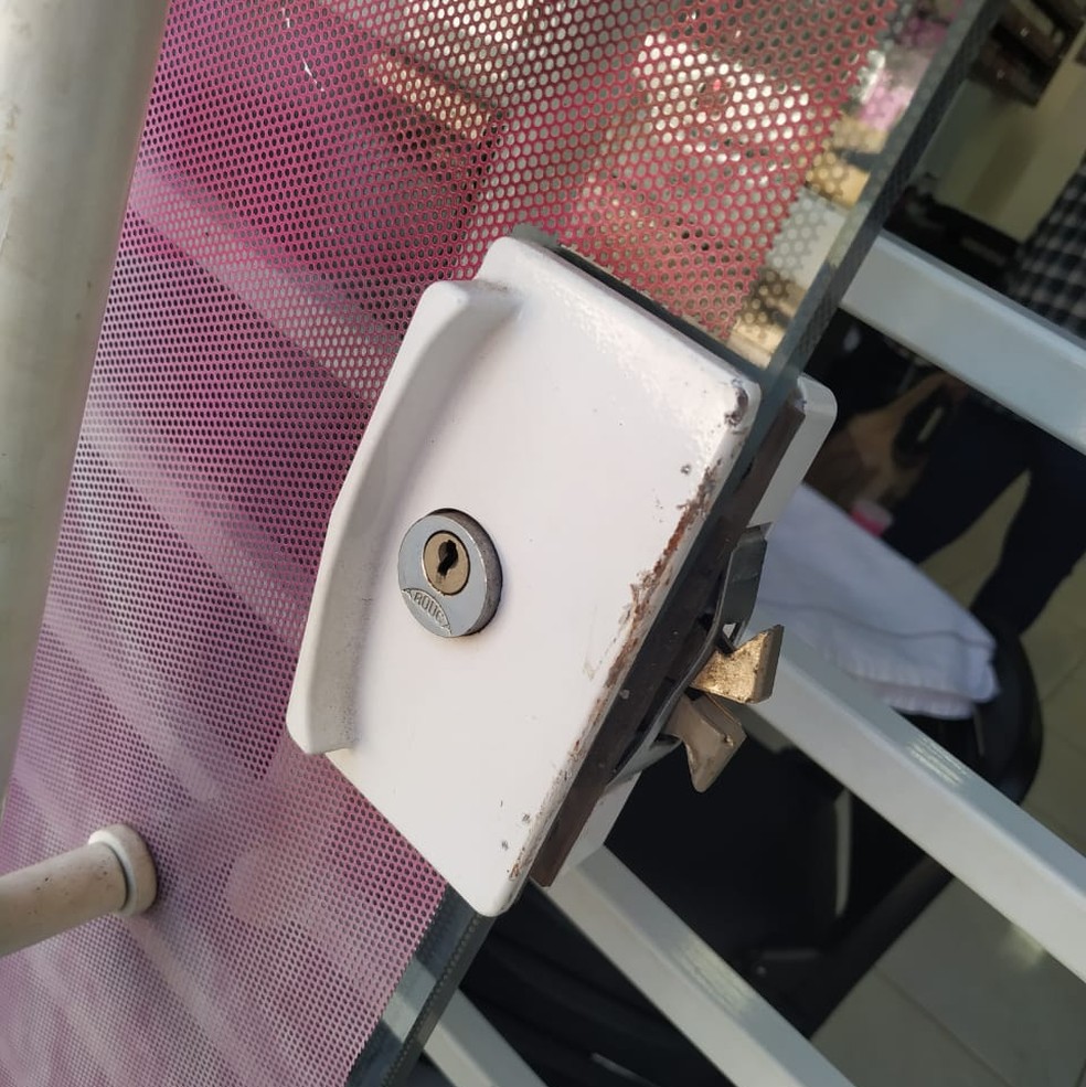 Porta arrombada durante crime em Santa Bárbara d'Oeste — Foto: Arquivo pessoal