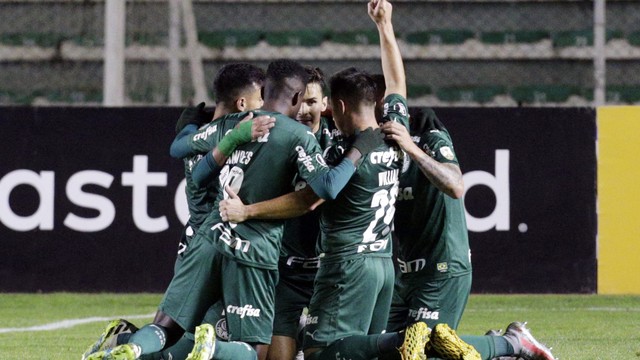 Jogadores do Palmeiras comemoram gol contra o Bolívar