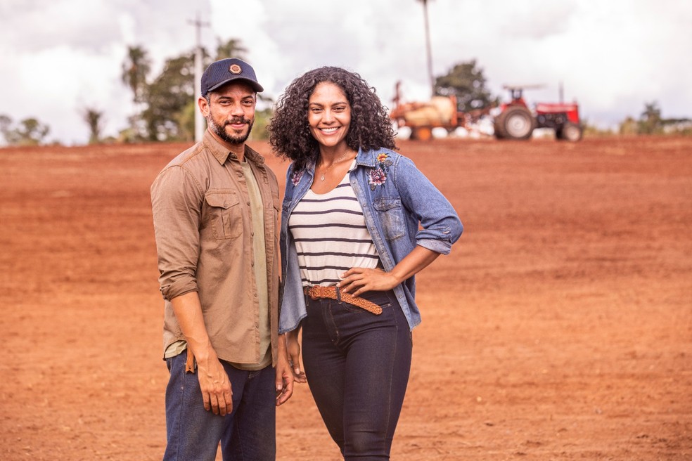 Terra e Paixão: veja a primeira foto de Paulo Lessa e Barbara Reis caracterizados como Aline e Jonatas  — Foto: Globo/João Miguel Júnior