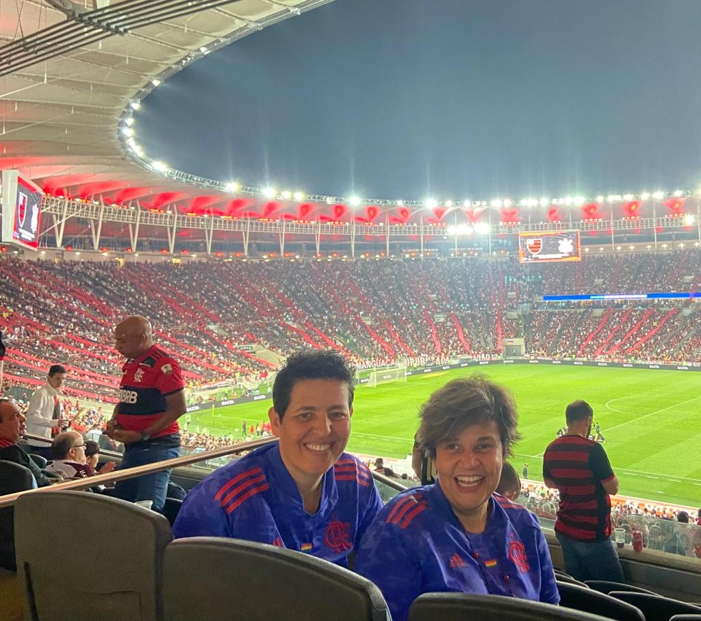 Adriane Bonato e Cláudia Rodrigues assistem a jogo do Flamengo no Maracanã (Foto: Arquivo pessoal)