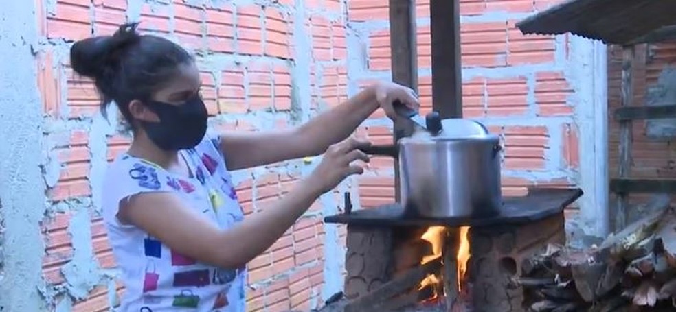 Família recorreu a fogão à lenha por não ter condições de comprar botija de gás — Foto: Reprodução Rede Amazônica