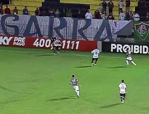 Scarpa, Robinho e Jorge disputam o lance mais bizarro da sétima rodada