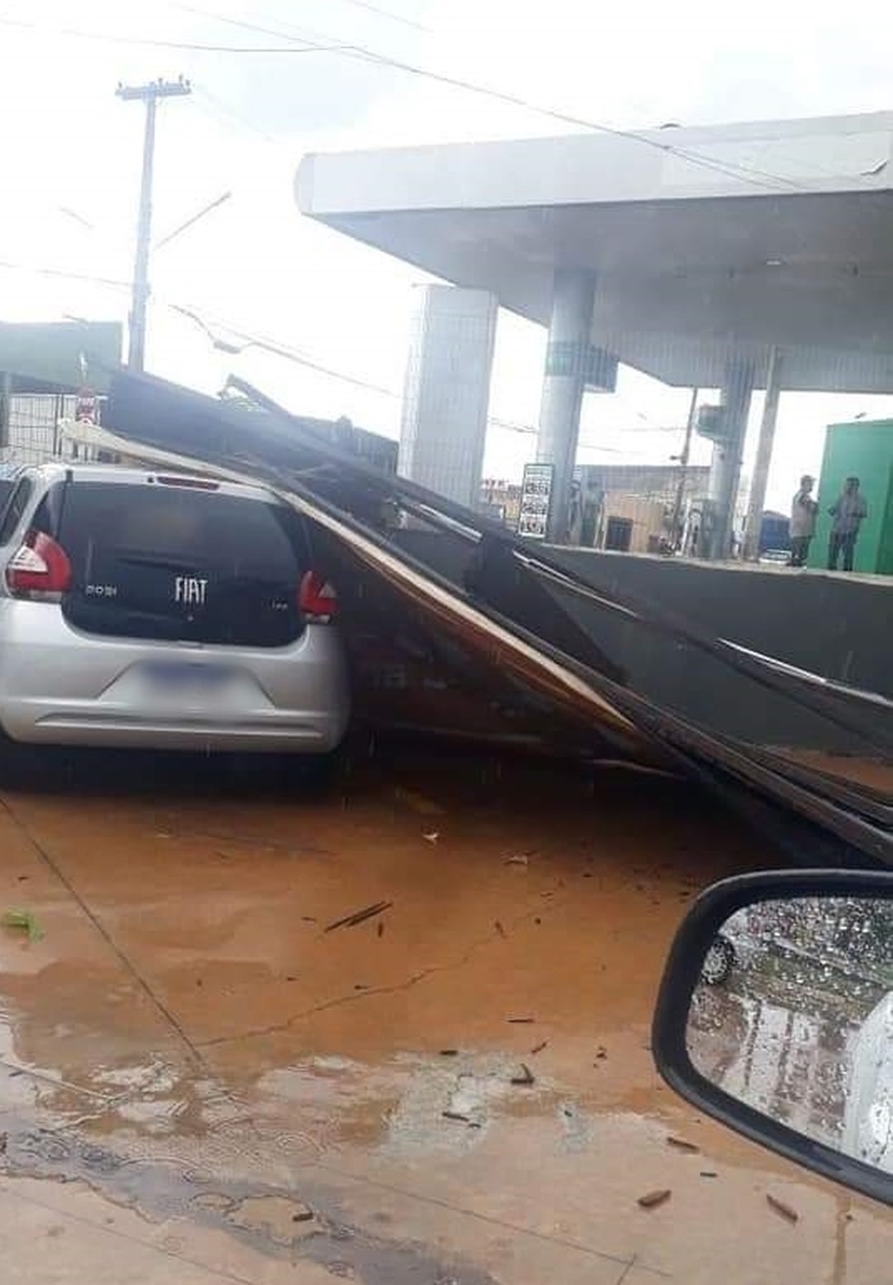 Carro foi atingido por destroços em Fernandópolis  — Foto: Arquivo Pessoal 