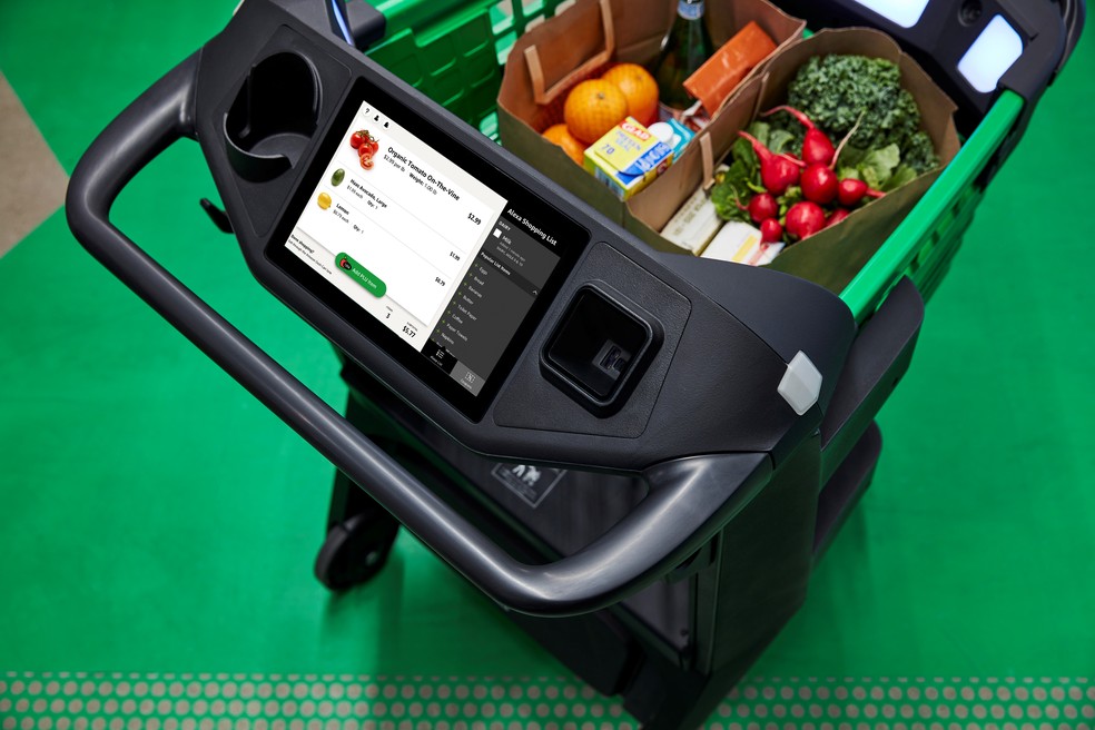 Carrinho de compras "Dash Cart" tem uma pequena tela para inserir produtos sem códigos de barras. — Foto: Reuters