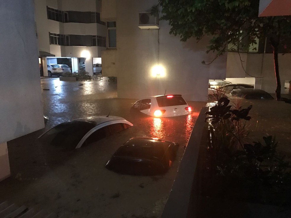 Garagem de prÃ©dio no bairro Itacorubi ficou alagado  (Foto: Marina Cidade)