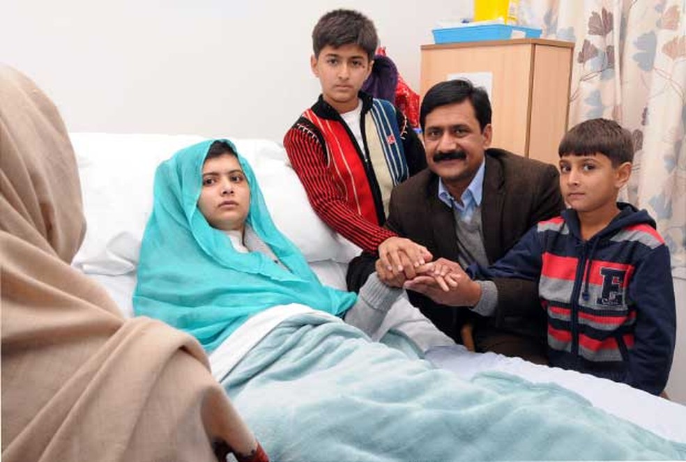 Malala e sua família no hospital, depois de ela ter sido baleada — Foto: Reuters
