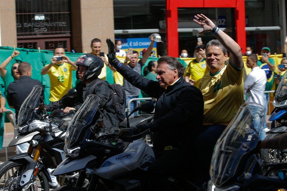 Com Tarcísio de Freitas, Bolsonaro participa de motociata em Campinas (SP)