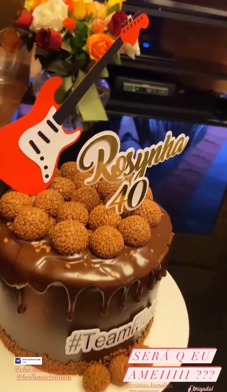 Bolo temático #TeamFiuk para o aniversário de Rosynha, amiga da família do cantor (Foto: Reprodução/Instagram)