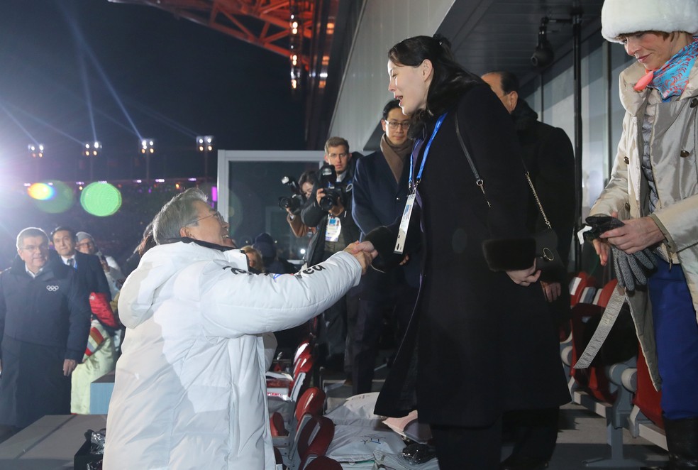 Presidente da Coreia do Sul,  Moon Jae-in, cumprimenta Kim Yo Jong, irmã do líder norte-coreano, com aperto de mãos durante cerimônia de abertura dos Jogos de Inverno (Foto: Yonhap via REUTERS )