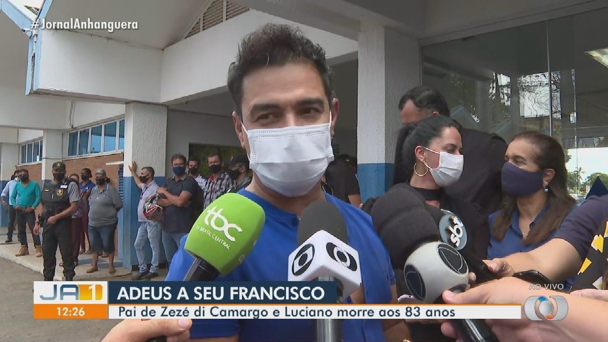 Zezé Di Camargo chora ao falar sobre a morte de Seu Francisco durante  velório: 'Emprestando o pai um pouquinho para Deus' | Goiás | G1