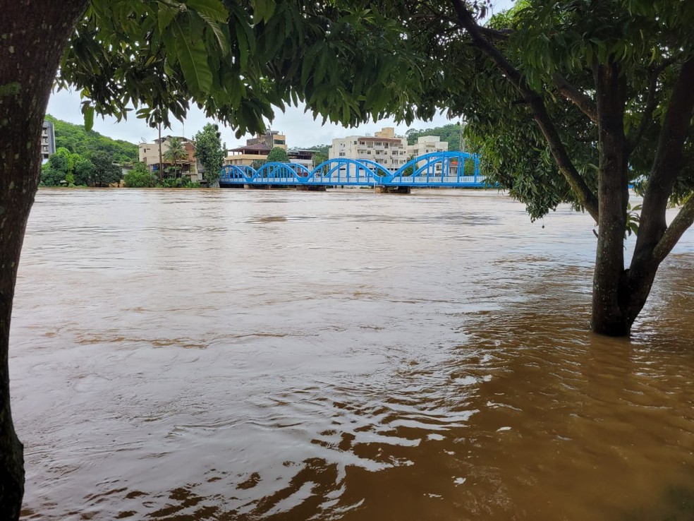O rio Pomba transbordou às 13h deste domingo (09), alcançando 5,04 metros. — Foto: Fabio Alves Brum