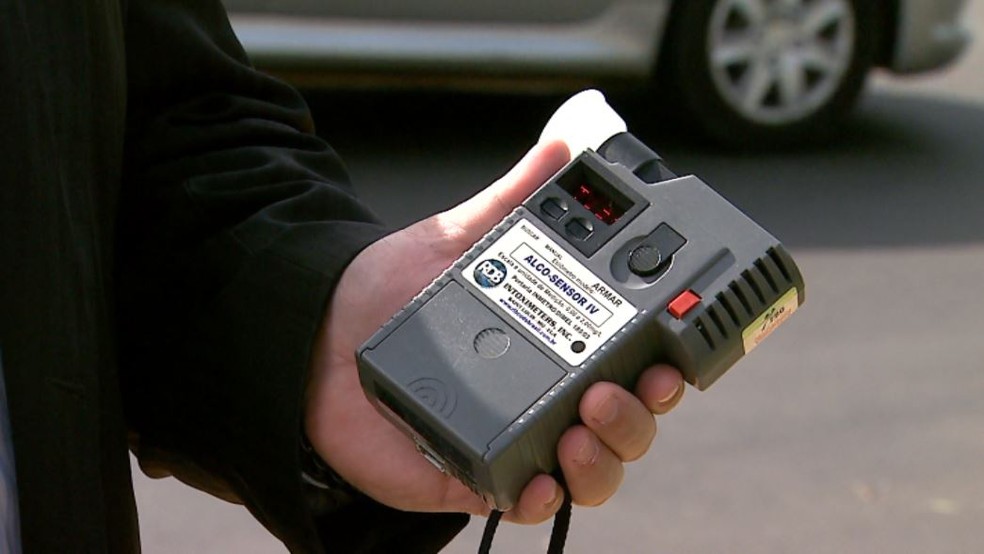 Bafômetro mede quantidade de álcool no organismo do motorista — Foto: Reprodução/EPTV