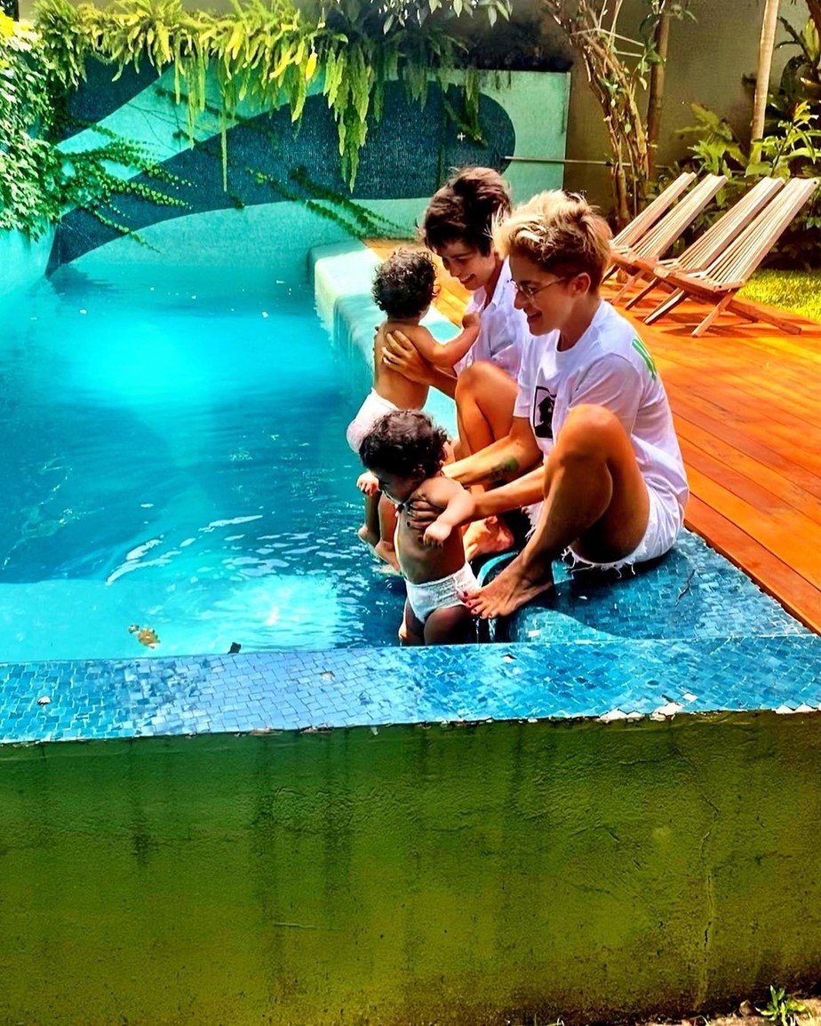 Nanda Costa com as gêmeas na piscina