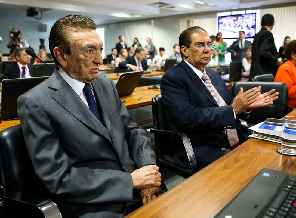 Os senadores Edison LobÃ£o (esq.) e Jader Barbalho em reuniÃ£o de comissÃ£o do Senado em fevereiro do ano passado (Foto: Marcelo Camargo/AgÃªncia Brasil)