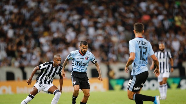 Daniel Alves durante a partida contra o Ceará