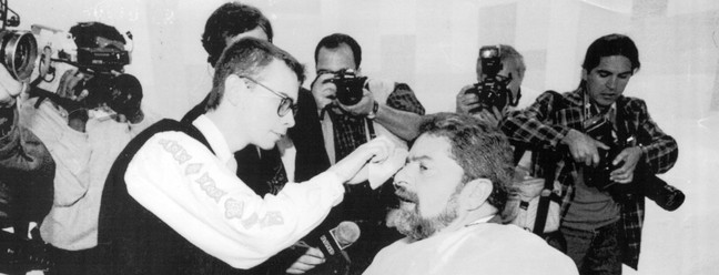 Debate: Lula sendo maquiado antes de encontro na TV, em 1989 — Foto: Marcos Issa/Agência O GLOBO