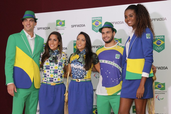Giba, Leandro Guilheiro, Poliana Okimoto, Lara Teixeira e Fabiana uniforme Pan Toronto (Foto: Thiago Lavinas)