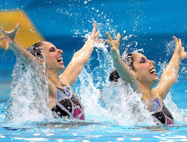 Lara e Nayara na prova de nado sincronizado em Londres (Foto: Satiro Sodré / Agif)