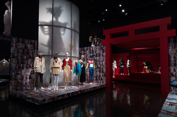  Installation view of the exhibition Fashion Underground The World of Susanne Bartsch (Foto:  The Museum at FIT )