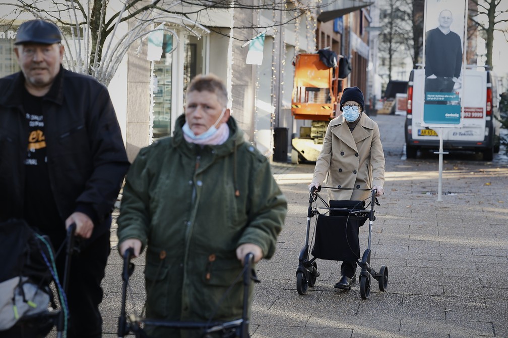 Idosos com andadores são vistos andando nesta sexta-feira (6) em uma rua da cidade de Hjørring, na Dinamarca, uma das cidades afetadas pelo lockdown decretado pelo governo na quinta-feira (5). A medida deve vigorar até pelo menos 3 de dezembro.  — Foto: Claus Bjoern Larsen / Ritzau Scanpix / AFP
