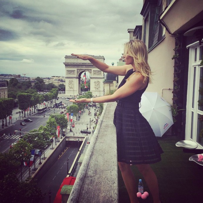 tênis Maria Sharapova Arco do Triunfo Paris (Foto: Reprodução / Instagram)