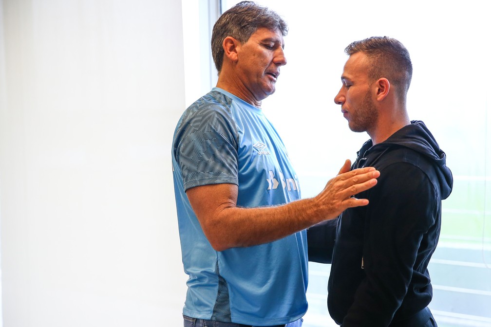 R 1 bilhão?  Quanto o Grêmio arrecadou com vendas de jogadores com Renato no clube