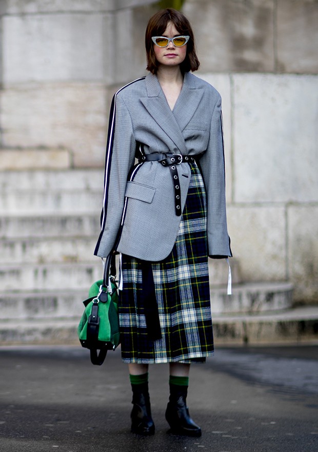 A saia pode ser a peça perfeita para finalizar um look com blazer que saia do comum (Foto: Imaxtree)