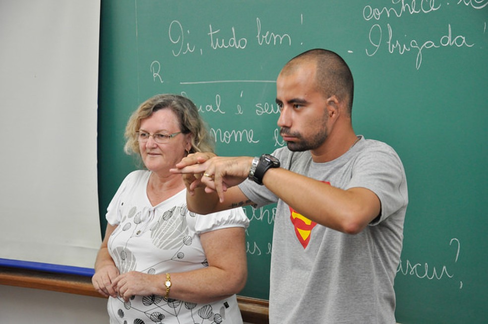 O curso abordarÃ¡ as aplicabilidades da audiodescriÃ§Ã£o, libras, braille, fontes ampliadas, entre outras tecnologias assistivas. â Foto: Nicola Iannuzzi/UFPR