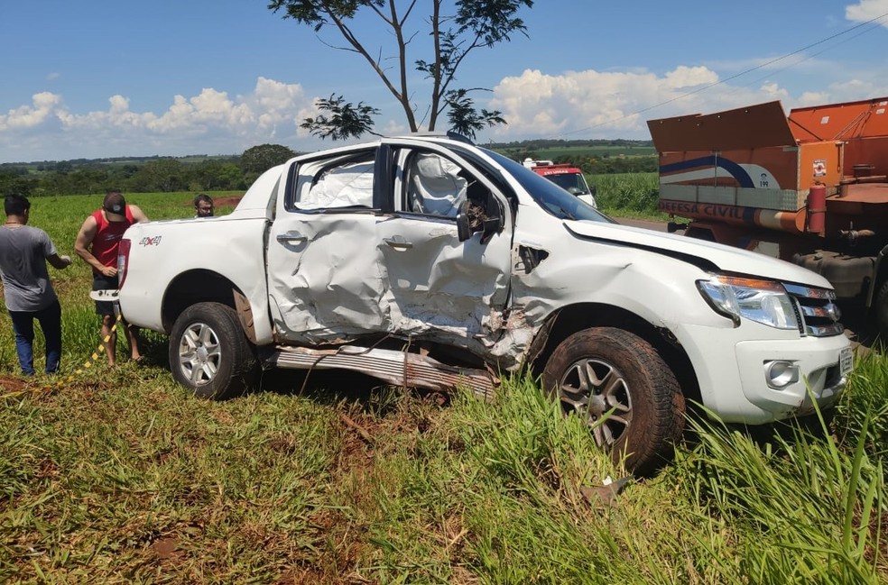 Lateral da caminhonete ficou destruída após a batida — Foto: PRE/Divulgação