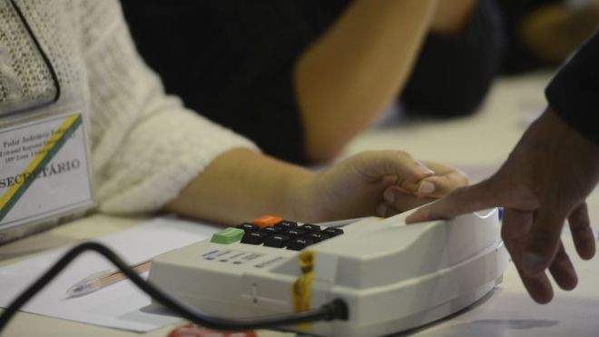 Eleitor registra biometria em Niterói, na eleição municipal de 2016; 3,3 milhões de títulos foram cancelados por falta cadastramento biométrico (Foto: TÂNIA RÊGO/AGÊNCIA BRASIL)