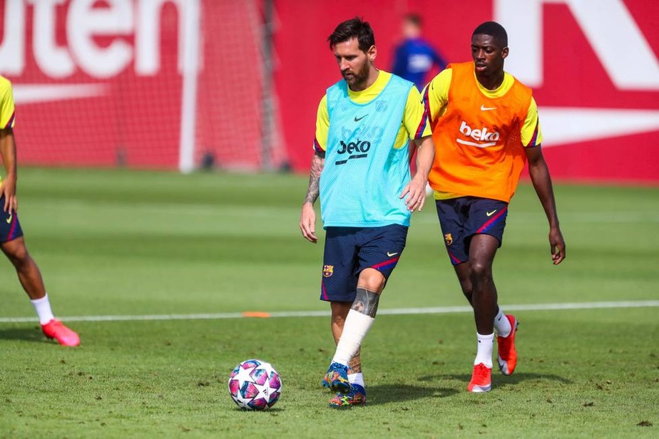 Com proteção na perna, Messi volta aos treinos no Barcelona antes de decisão com o Bayern