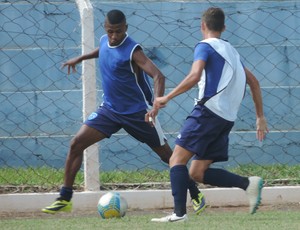 Osvaldo Cruz primeiro treino Azulão (Foto: João Paulo Tilio / GloboEsporte.com)