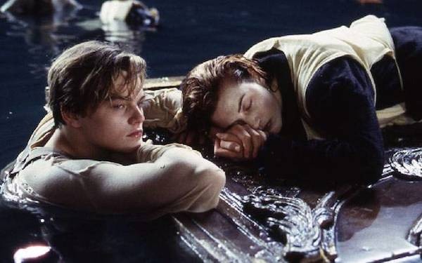 Jack e Rose no final polêmico de 'Titanic' (1997) (Foto: Reprodução)