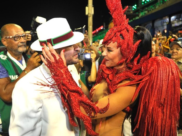 Paolla Oliveira, rainha de bateria da Grande Rio, com o namorado, Diogo Nogueira (Foto: Daniel Janssens/ Ed Globo)