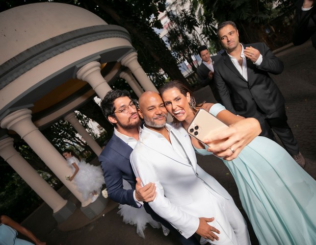 Deborah Secco faz selfie com os noivos (Foto: Roberto Tamer)