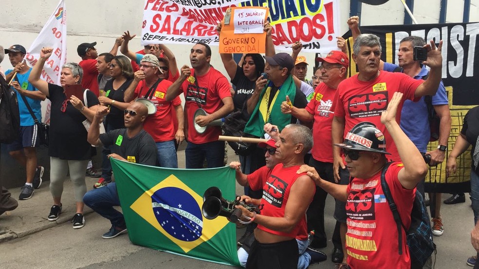 Manifestantes exigem o pagamento de salários atrasados.' (Foto: Bruno Albernaz/ G1)