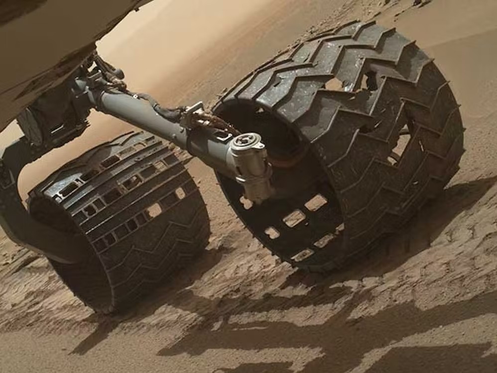As rodas do rover Curiosity sofreram danos ao longo dos anos, deixando para trás pequenos pedaços de alumínio (Foto: Reprodução/NASA/JPL-Caltech)