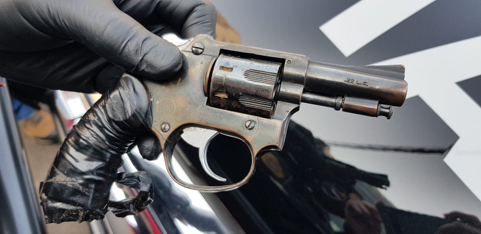 Advogado estava com um revólver na cintura no momento da sua prisão nesta terça-feira (15) em Bauru (SP) — Foto: Polícia Civil/ Divulgação
