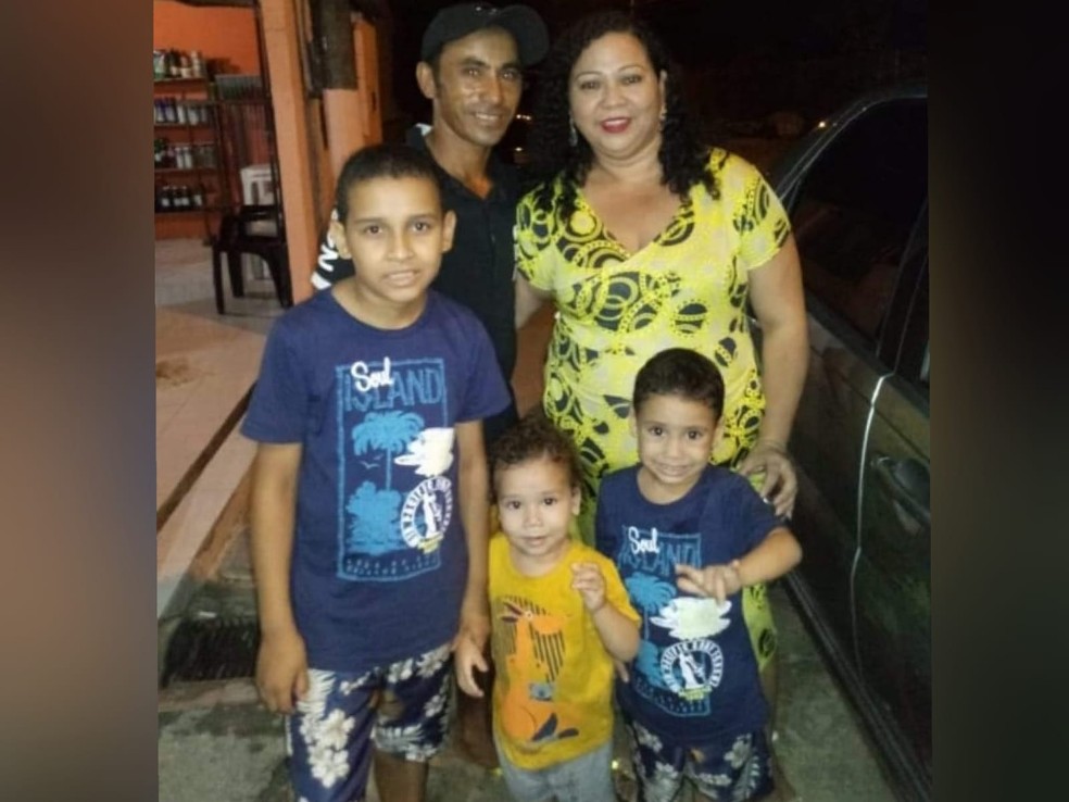Francisco Weber, 32 anos, a mulher Eliana Sueli de Lima, que faleceu de Covid-19 aos 36 anos, e três filhos do casal. — Foto: Arquivo pessoal